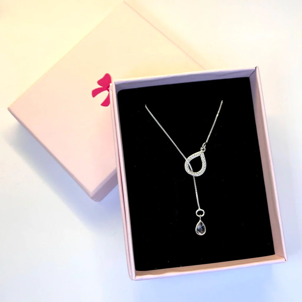 Colar gravatinha gota cravejado