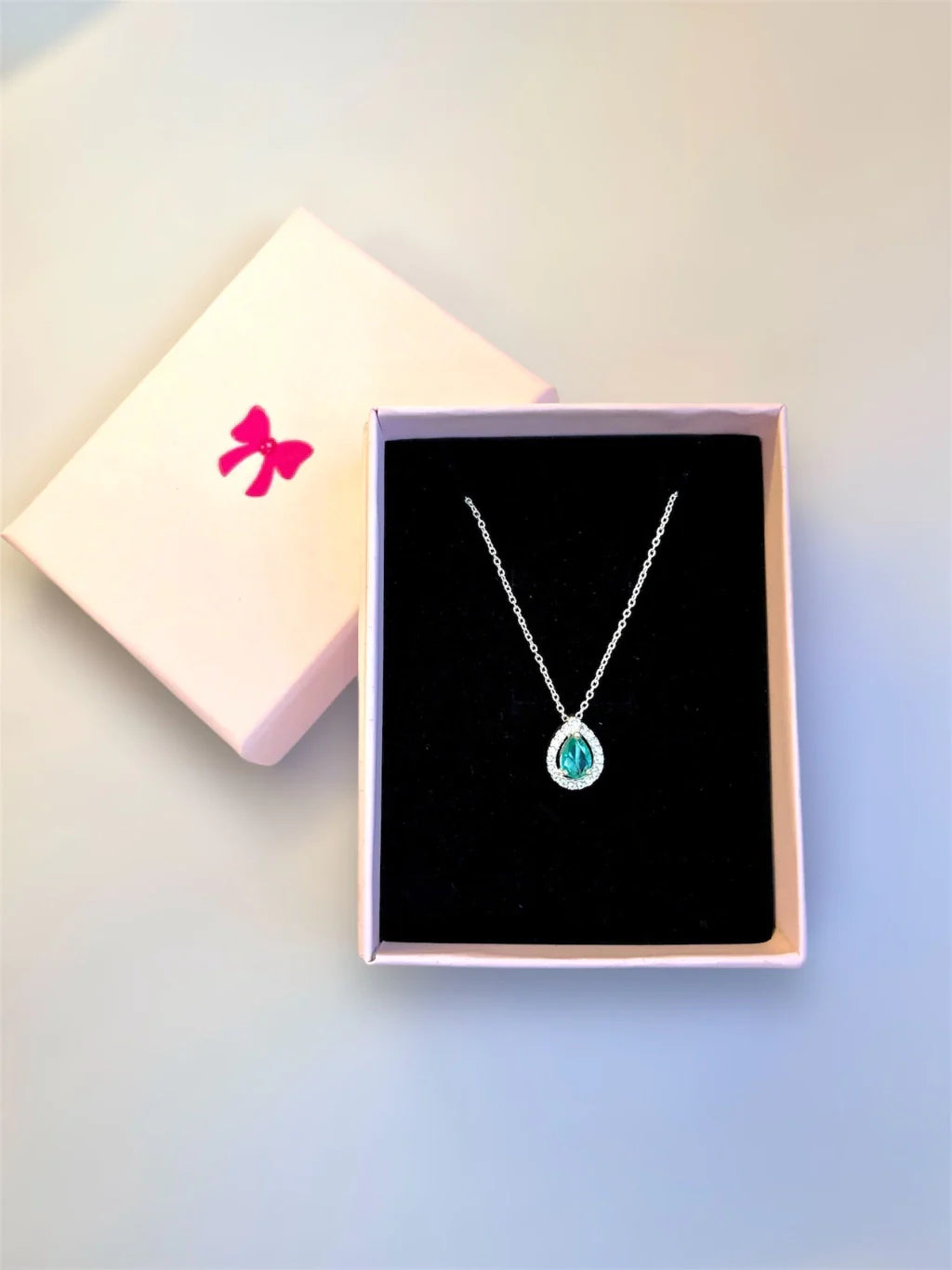 Colar gota cravejado turmalina