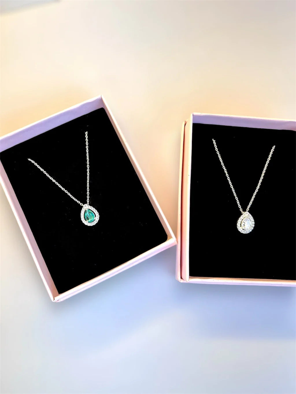 Colar gota cravejado