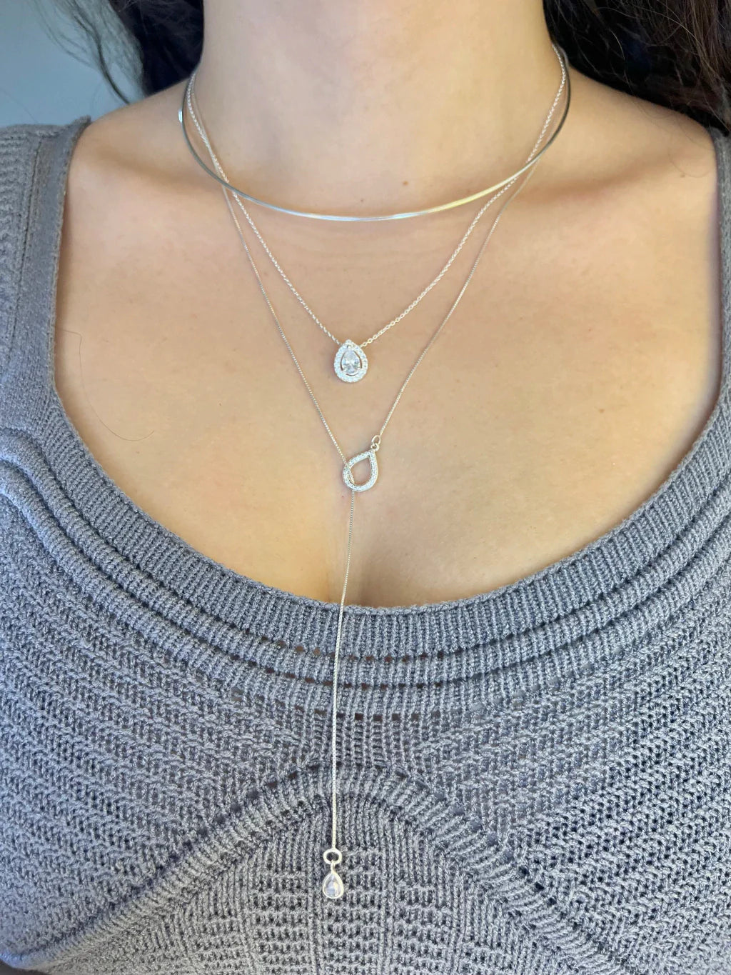 Colar gravatinha gota cravejado