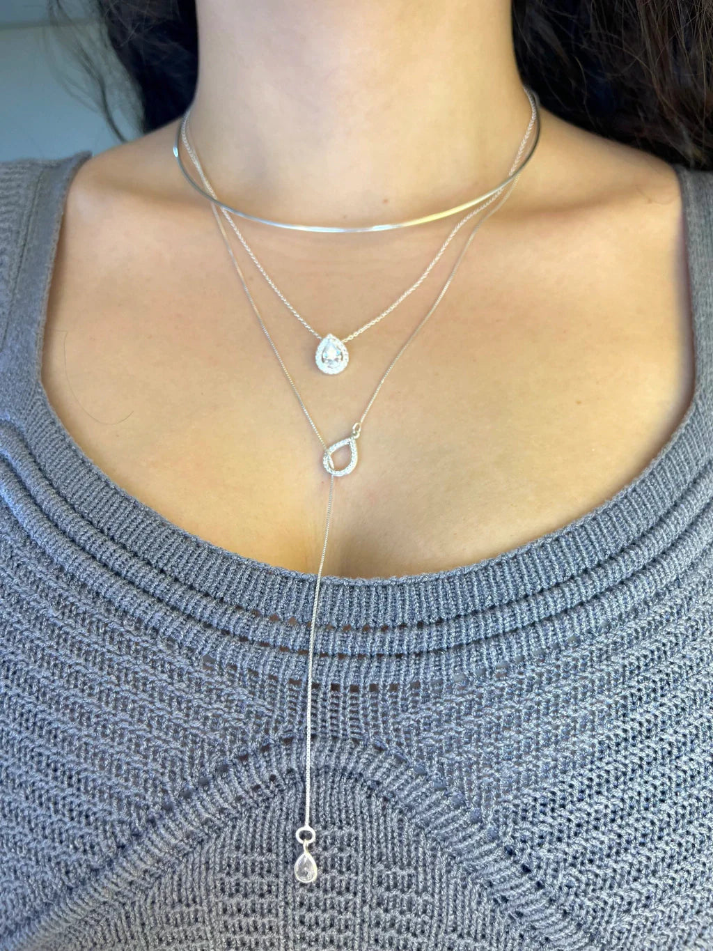 Colar gravatinha gota cravejado